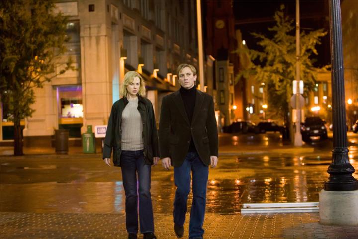 Nicole Kidman and Daniel Craig in The Invasion (2007)