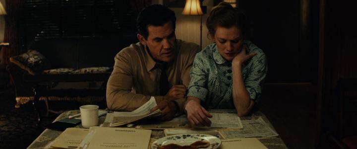 Josh Brolin and Mireille Enos in Gangster Squad (2013)