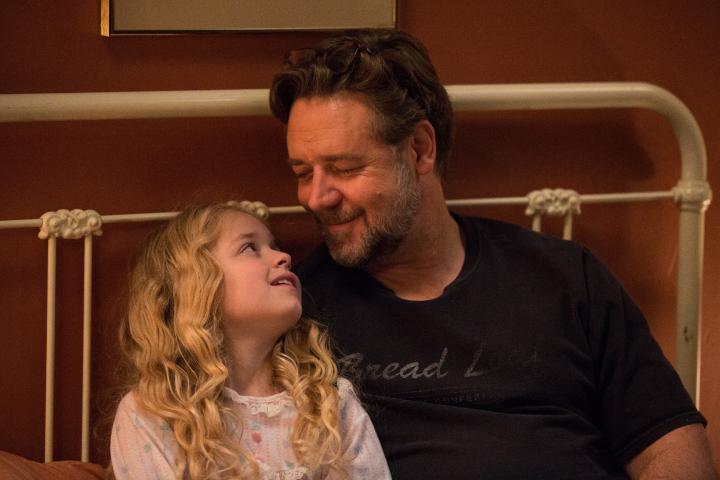 Russell Crowe and Kylie Rogers in Väter und Töchter - Ein ganzes Leben (2015)