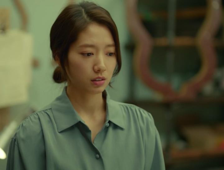 Park Shin-Hye in Alhambeura Goongjeonui Chooeok (2018)