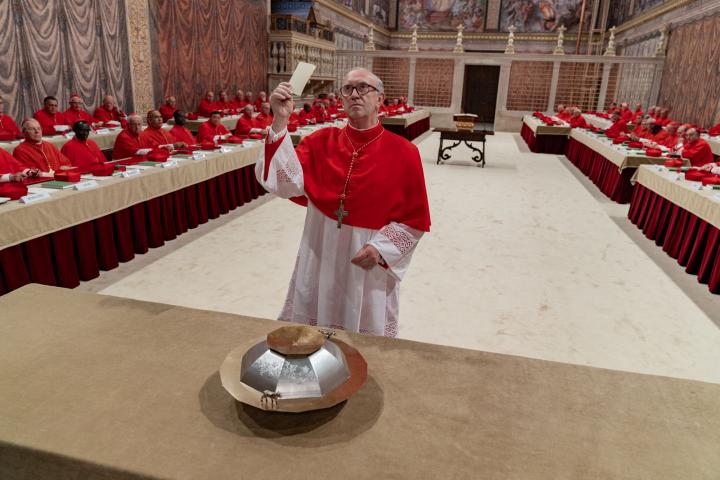 Jonathan Pryce in The Two Popes (2019)