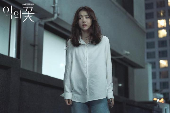 Jang Hie-jin in The Flower of Evil (2020)