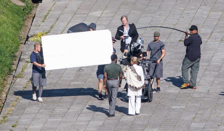 Dimple Kapadia, Christopher Nolan, and John David Washington in Tenet (2020)