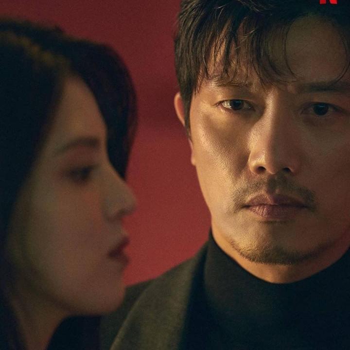 Hee-soon Park and Han So-hee in My Name (2021)