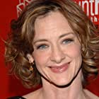 Joan Cusack به عنوان Sheila Jackson