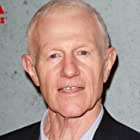 Raymond J. Barry به عنوان Arlo Givens