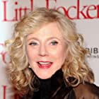 Blythe Danner به عنوان Dina Byrnes