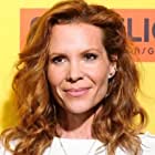 Robyn Lively به عنوان Deb Brady