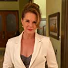 Elizabeth Perkins به عنوان Jackie O'Neill