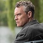 Tate Donovan به عنوان Dad