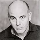 Carmen Argenziano به عنوان Father Silvano Bentivoglio