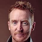 Tony Curran به عنوان Angus Og Macdonald, Lord of Islay