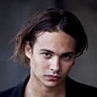 Frank Dillane به عنوان Henry Coffin