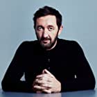 Ralph Ineson به عنوان Detective Inspector Dicks