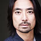 Akira Koieyama به عنوان LIEUT Simon Lau