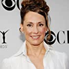 Laurie Metcalf به عنوان Angela Russo