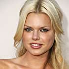 Sophie Monk به عنوان Stacy