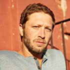 Ebon Moss-Bachrach به عنوان John Carreyrou