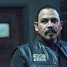 Emilio Rivera به عنوان Lobby Guard Richard