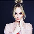 Laura Vandervoort به عنوان Britta