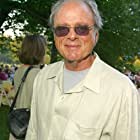 Harris Yulin به عنوان Doug Rosselli