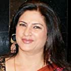 Kunika Sadanand به عنوان Dhanraj's girlfriend