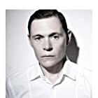 Burn Gorman به عنوان Holly