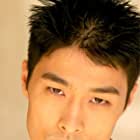 Johnny Nguyen به عنوان Vinh Tran