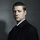 Ben McKenzie به عنوان James Gordon