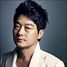 Jo Sung-ha به عنوان Dong-gyoo, Lee