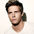 Hunter Parrish به عنوان Tom Howland