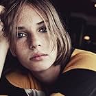 Maya Hawke به عنوان June