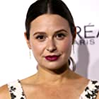 Katie Lowes به عنوان April the Resident Assistant