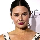 Katie Lowes به عنوان Additional Voice Talent