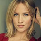 Jessy Schram به عنوان Karen Nadler