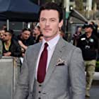 Luke Evans به عنوان The Coachman