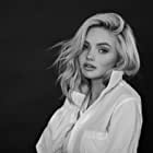 Natalie Alyn Lind به عنوان Lauren Strucker