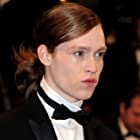 Caleb Landry Jones به عنوان Swim