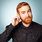 Andrew Santino به عنوان Scott Holmes