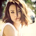 Kathryn Prescott به عنوان Bird Fitcher