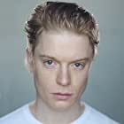 Freddie Fox به عنوان Tony Kroesig