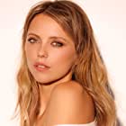 Riley Voelkel به عنوان Jenna Johnson