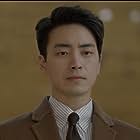 Lee Jun-hyuk به عنوان First Lieutenant Park