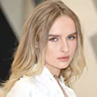 Olivia DeJonge به عنوان Caitlin