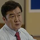 Son Jong-hak به عنوان Baek Man Woo (Hee Sung's father)