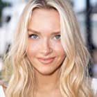 Camille Kostek به عنوان Bombshell